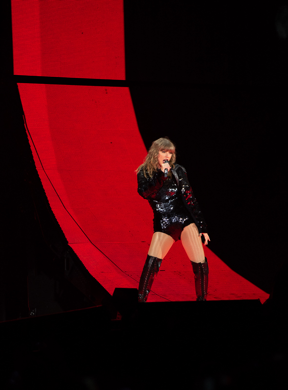 Taylor Swift plays snake queen at Reputation Tour in Santa Clara