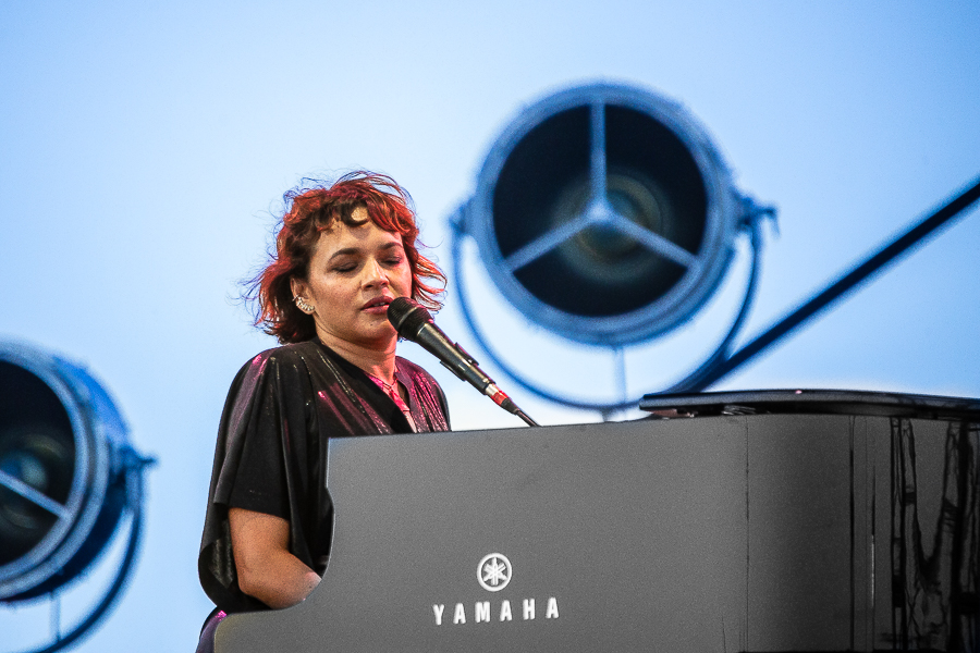 Norah Jones, Regina Spektor turn Oxbow RiverStage into a nightclub Norah Jones, Regina Spektor turn Oxbow RiverStage into a nightclub