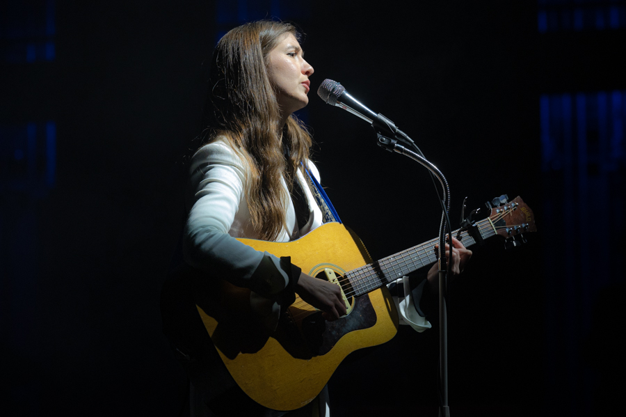 Weyes Blood sets her fans aglow in Los Angeles | Concert Review Weyes Blood sets her fans aglow in Los Angeles | Concert Review