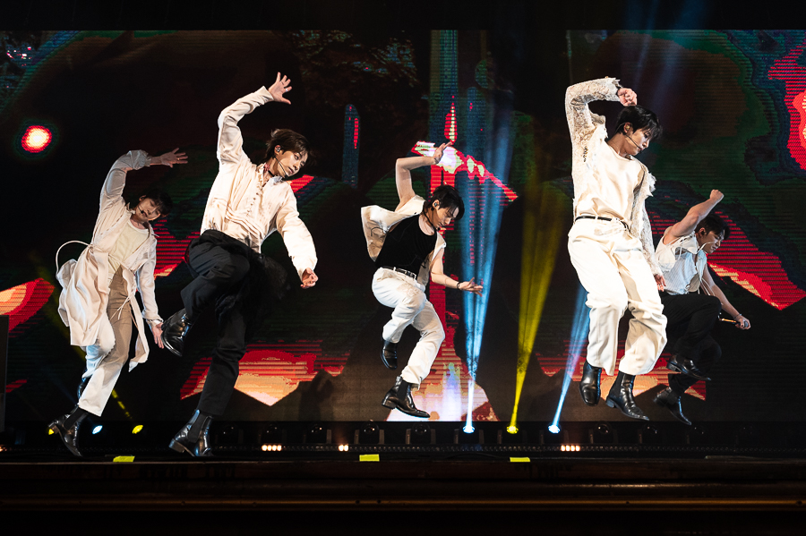 K-POP・アジア oneus theatre ONEUS BLOOD MOON 6th Mini Album Theatre Version CD+136p