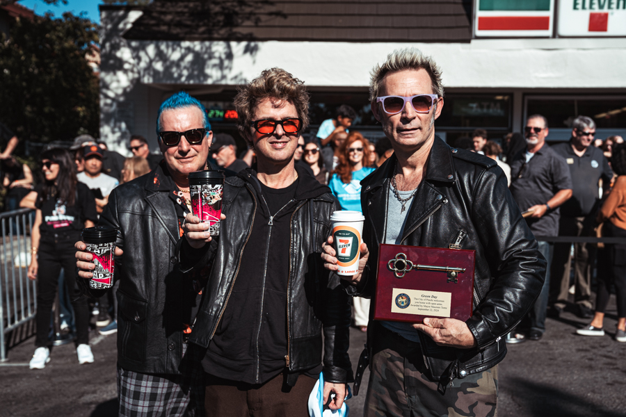 Green Day accepts key to Pinole at teen hangout 7-Eleven