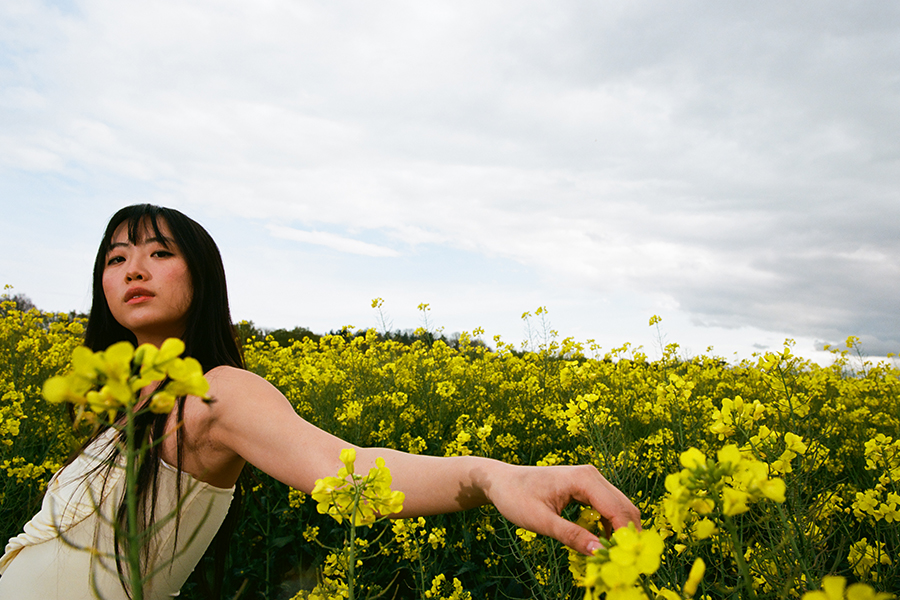 Sarah Kinsley plays an 'Escaper' on her new LP and tour | INTERVIEW