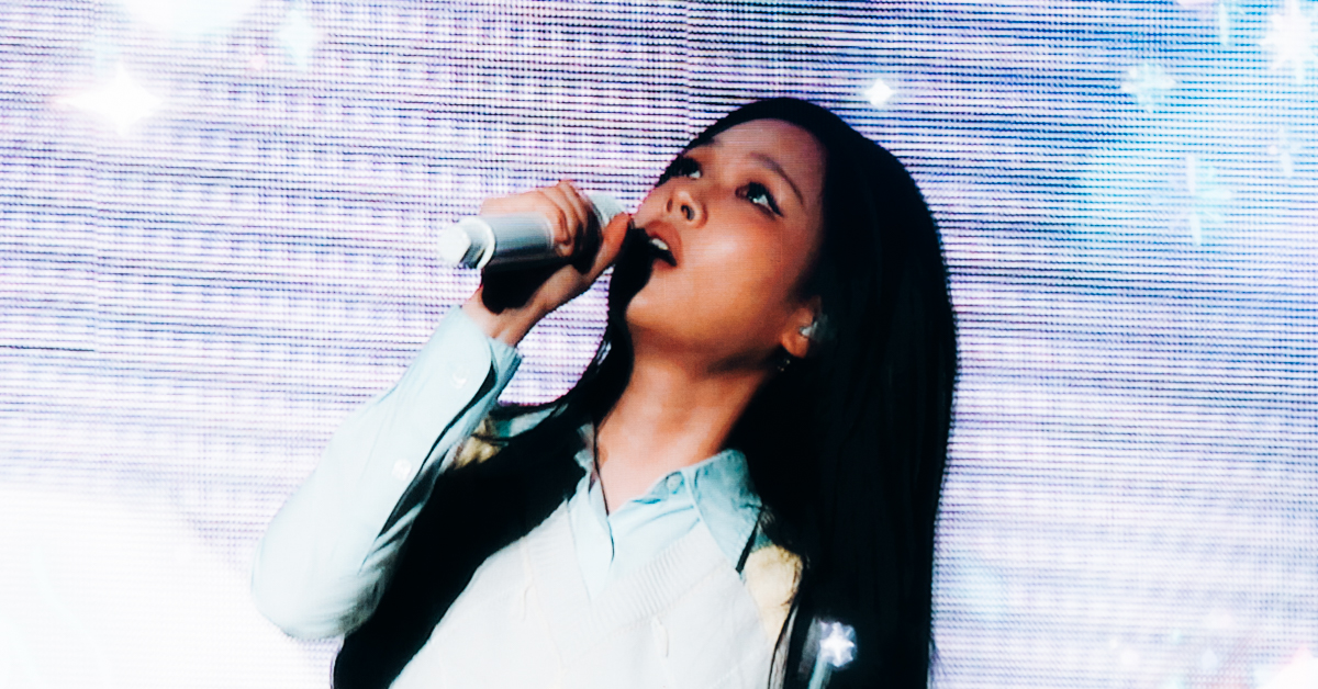 Korean singer BIBI pulls her fans into her act in Oakland | PHOTOS