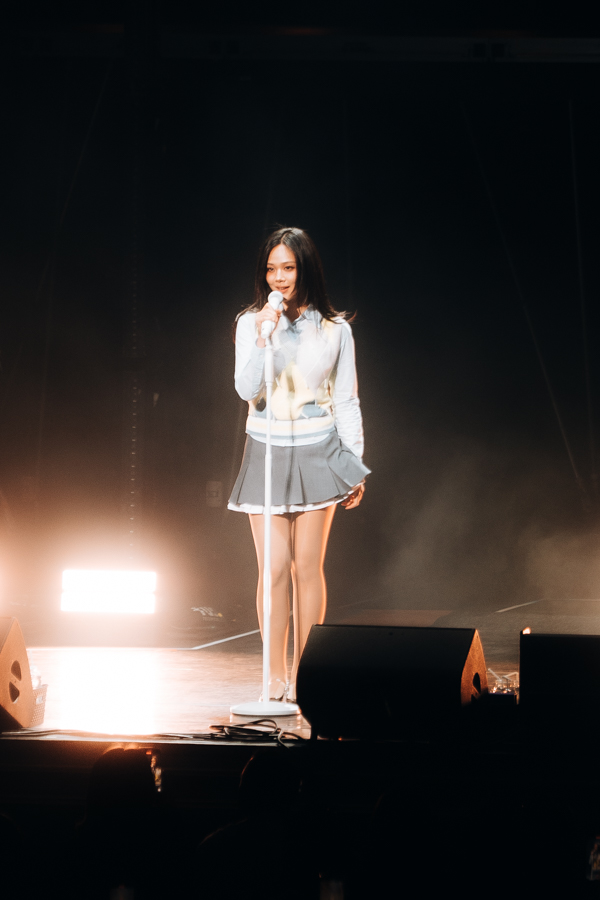 ミュージック BiBi Korean singer BIBI pulls her fans into her act at Paramount