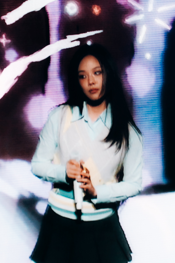 Korean singer BIBI pulls her fans into her act in Oakland | PHOTOS