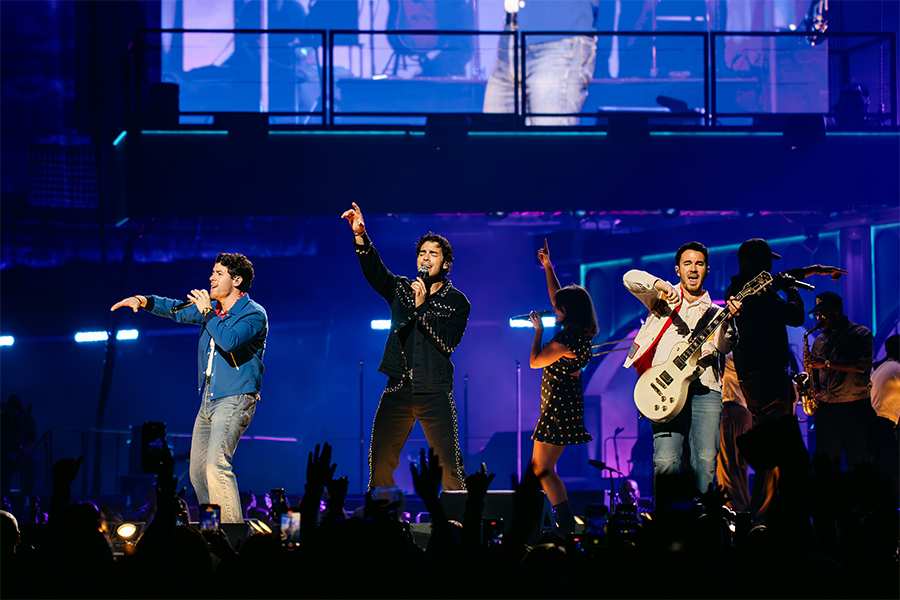 REVIEW: Jonas Brothers find their family at Moda Center in