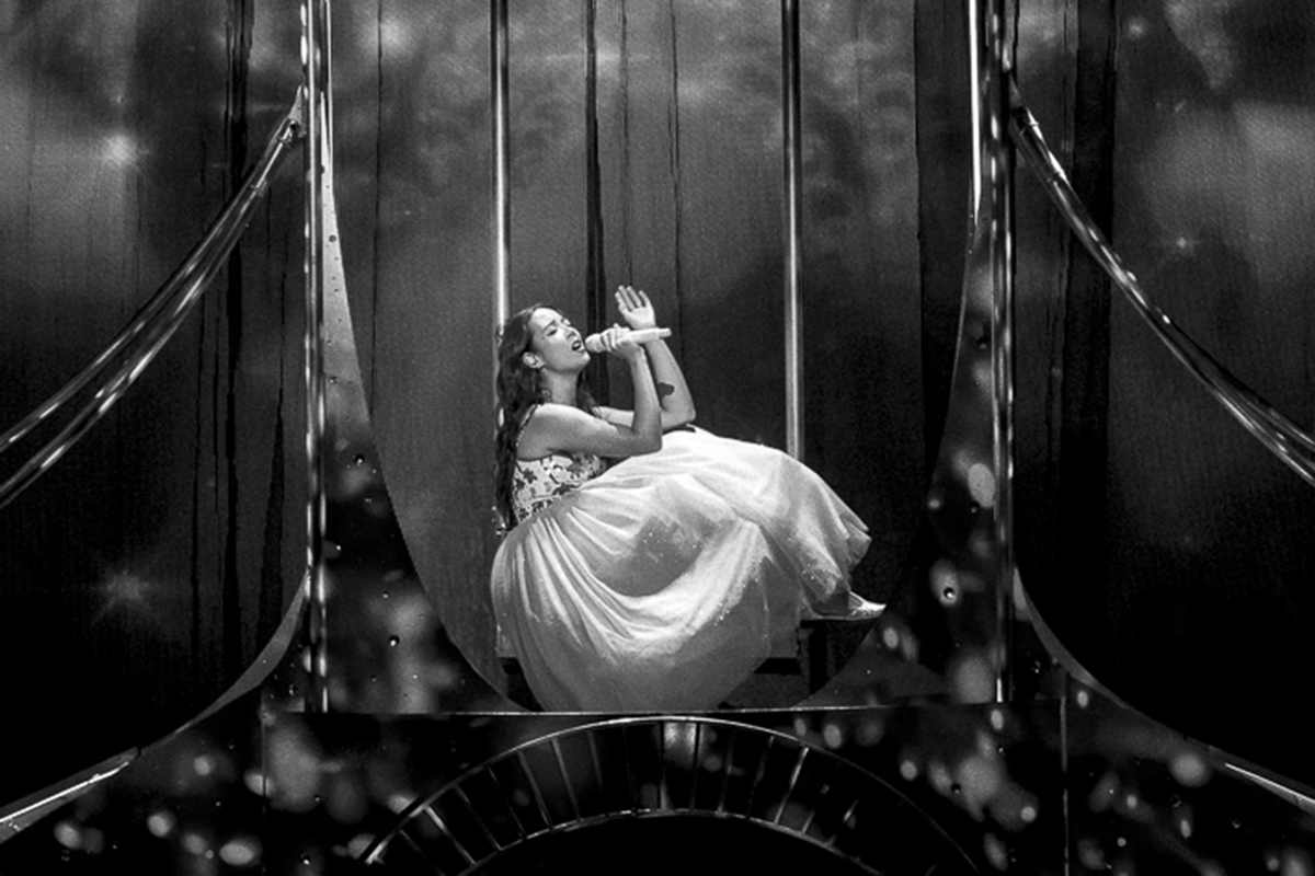 REVIEW: Laufey brings whimsical energy to Oakland Arena | RIFF