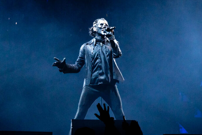 Ghost turns Sacramento's Golden 1 Center into a cathedr…